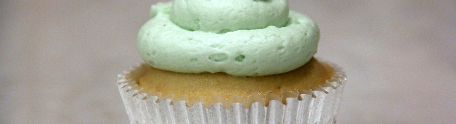 white cupcake, vanilla buttercream frosting.&nbsp;simplicity.